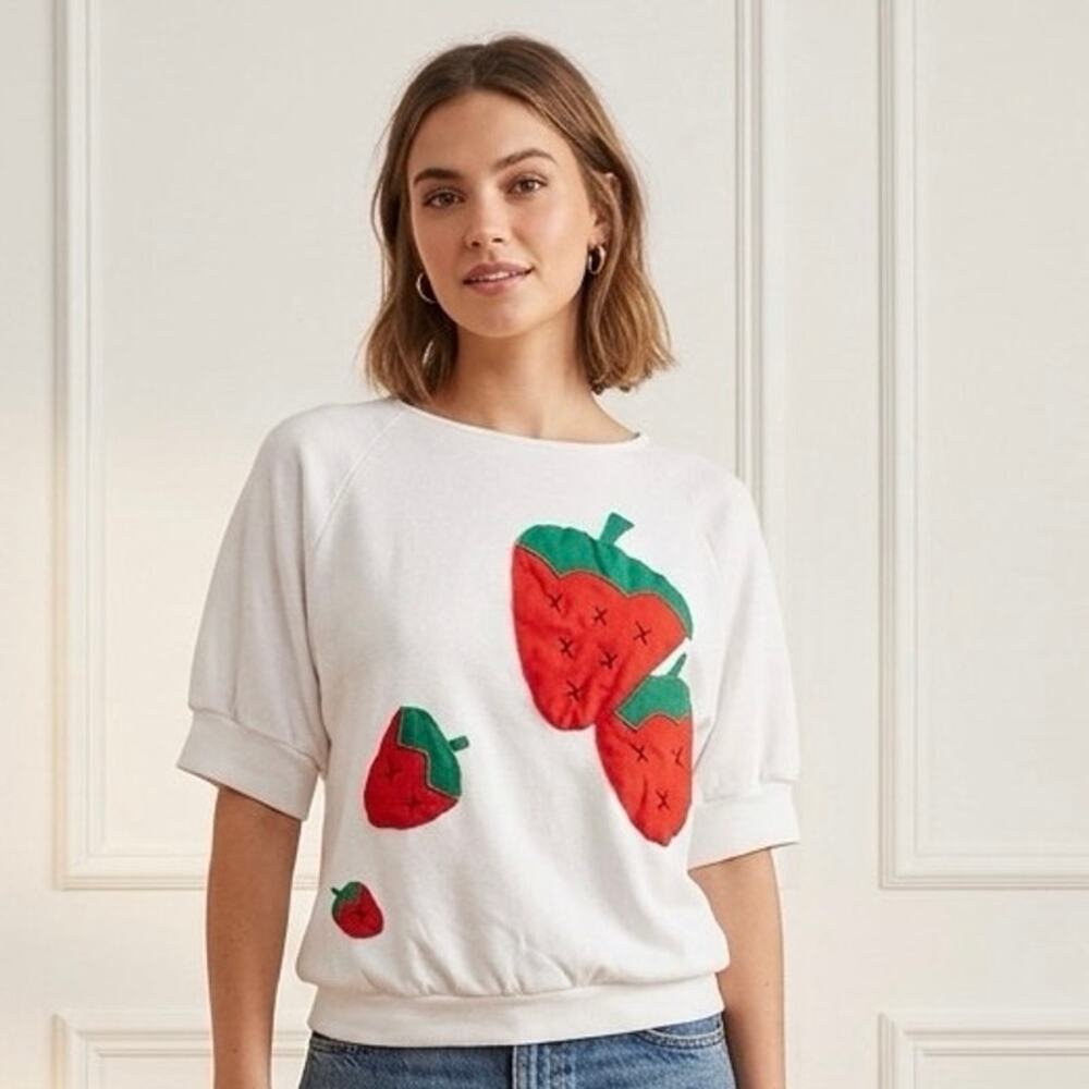 Vintage Shapely Knits Strawberry Embroidered Short Sleeve Knit Top Womens Medium